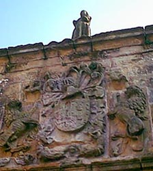 Detalle del escudo en el palacio de Herrera