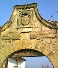 Portalada escudada en Miengo